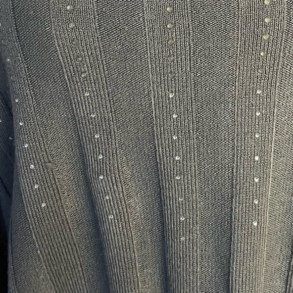 Woman’s 2 in 1 Sweater !! - Picture 4 of 14